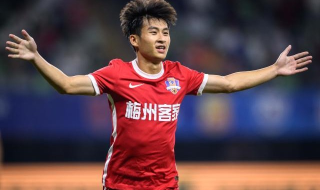 体育平台-【中超】尹鸿博单刀陈国抗两球 梅州6比0大胜河北