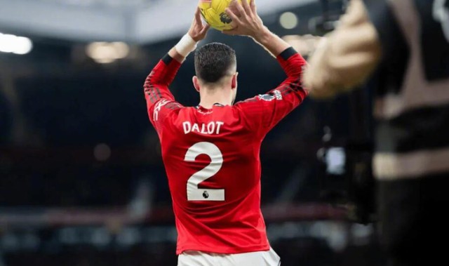 体育娱乐-曼联名宿埃尔文盛赞达洛特蜕变，称其表现顶级|边后卫|英超|迪奥戈·达洛特|边后卫职责|丹尼斯·埃尔文_新浪体育_新浪新闻