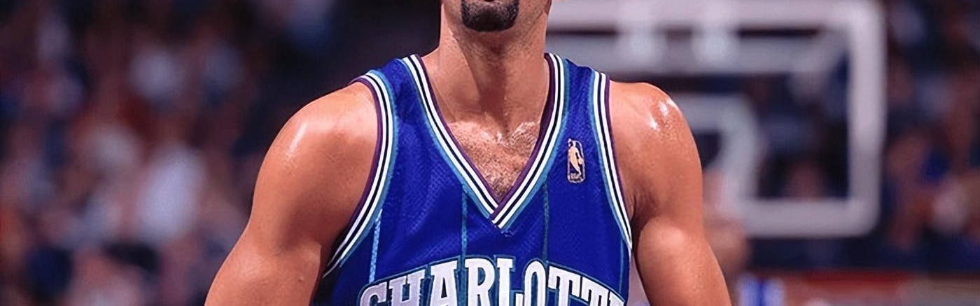 生涯仅11.7分，几乎没有荣誉的他，却在23年后，迎来球衣退役殊荣