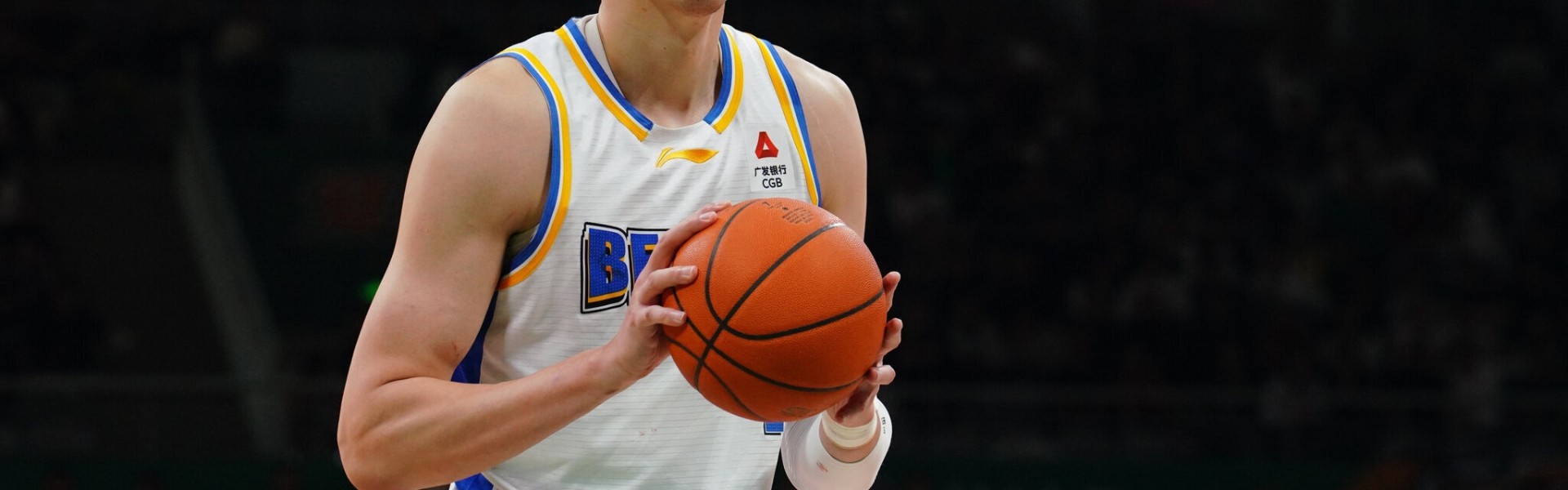 体育娱乐-存在感不强！周琦半场3投仅1中拿到2分4板 正负值+4