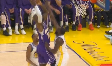 在线体育-詹姆斯突破途中疑似顶到了“小追梦”！追梦捂裆有些不适