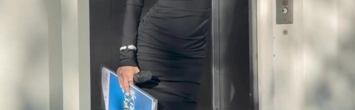 危险行为❌卡里乌斯妻子大胆着装电梯口摆拍，被电梯门夹略显尴尬