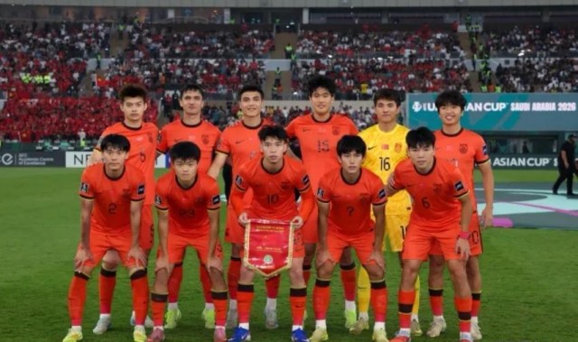 kaiyun sports-U23国足回国！获献鲜花花环 大量球迷热情接机：欢迎英雄凯旋归来